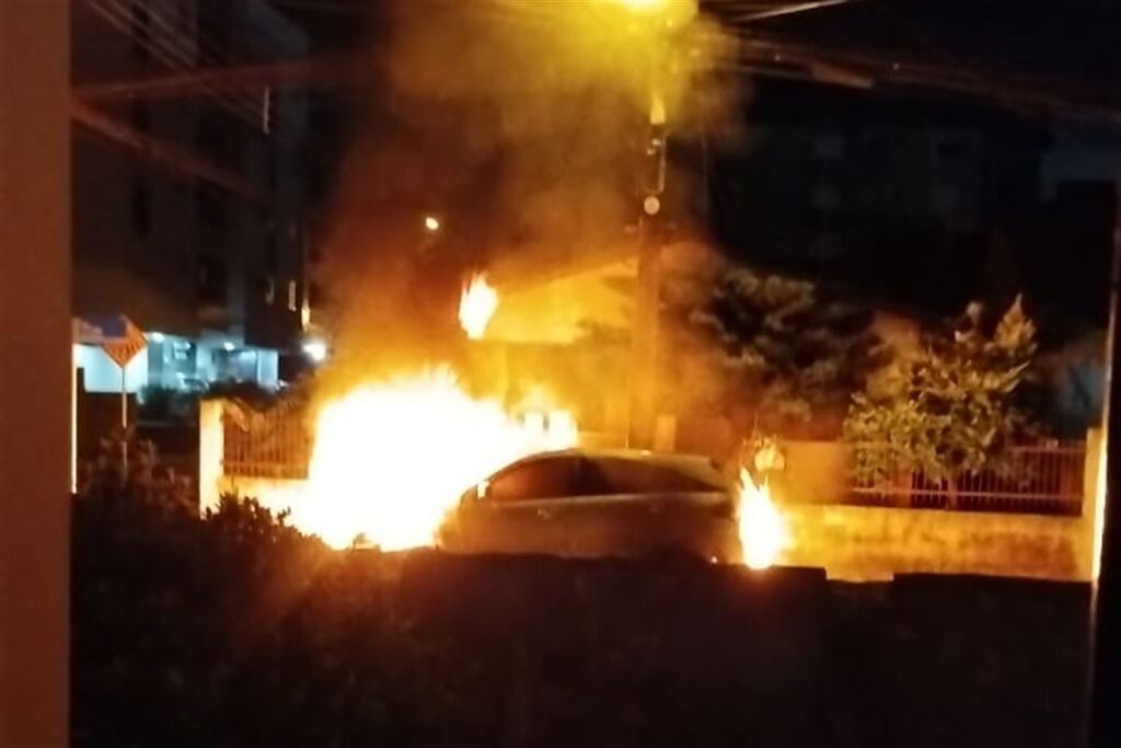 Veículo é destruído pelo fogo durante a madrugada de sexta-feira em Santa Maria