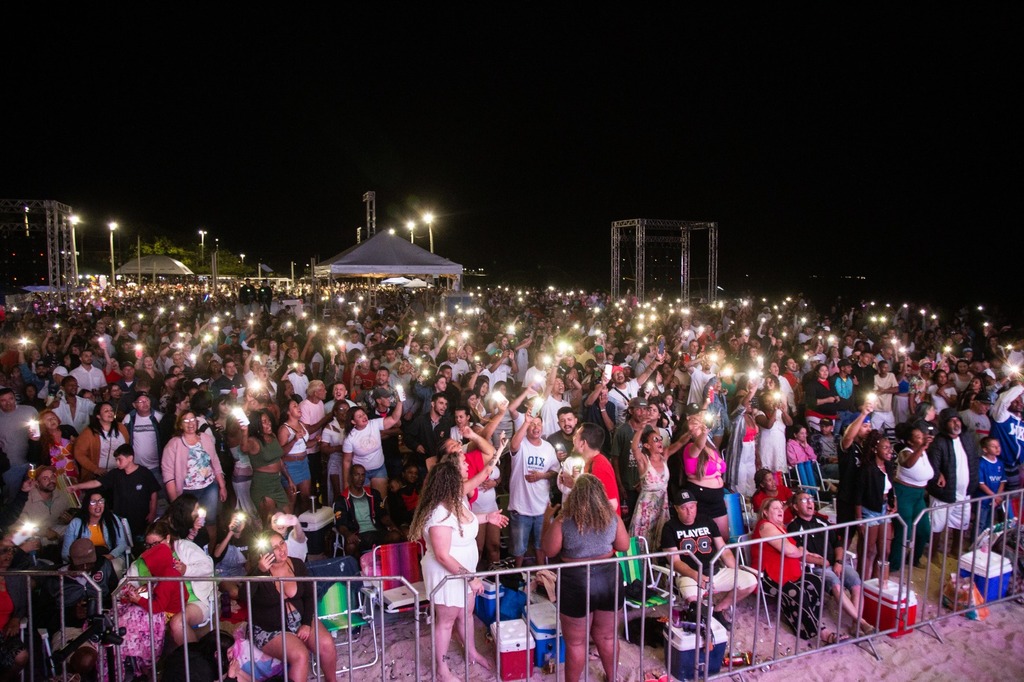 Festa de Réveillon reúne 50 mil pessoas na praia do Laranjal