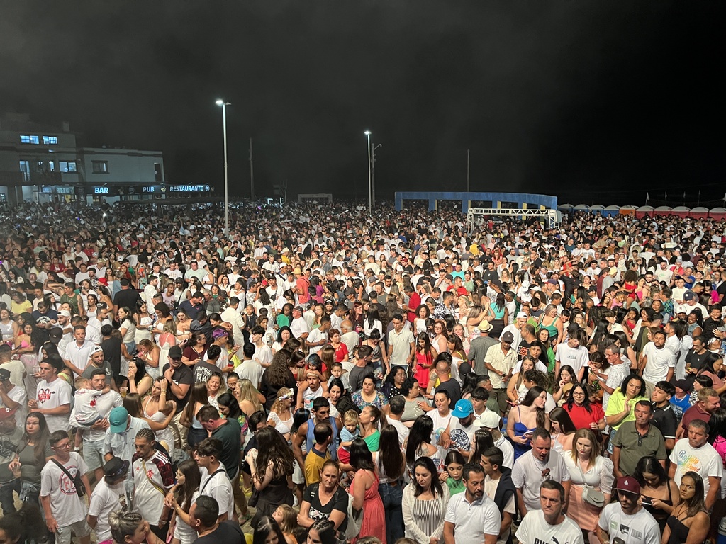 Multidão celebra a chegada de 2024 em Balneário Arroio do Silva