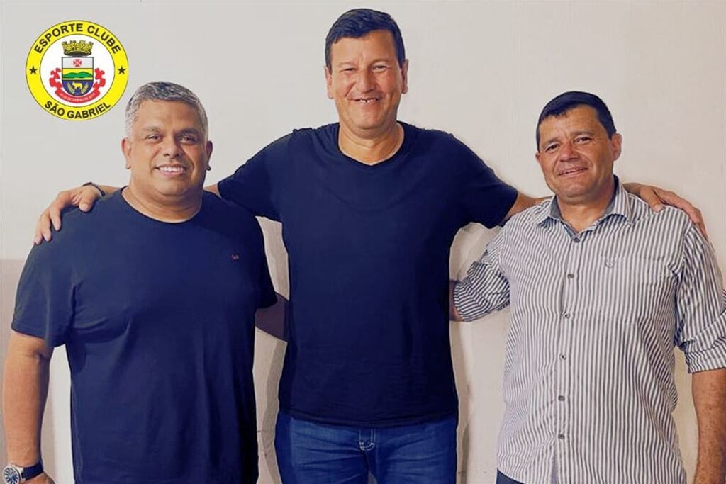 Foto: São Gabriel (divulgação) - Almeron Vaz (centro) ao lado do ex-presidente do clube, Maximiliano Lara (esquerda) e do novo vice-presidente, Tulio Lima (direita)