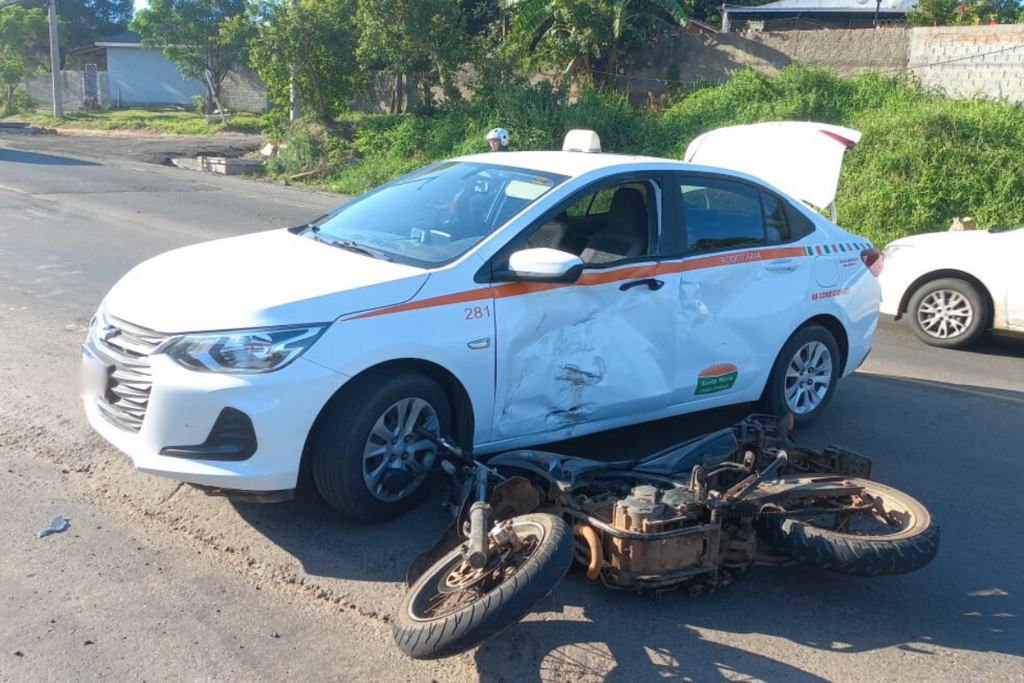 título imagem Colisão entre táxi e moto deixa três pessoas feridas na BR-287, em Santa Maria