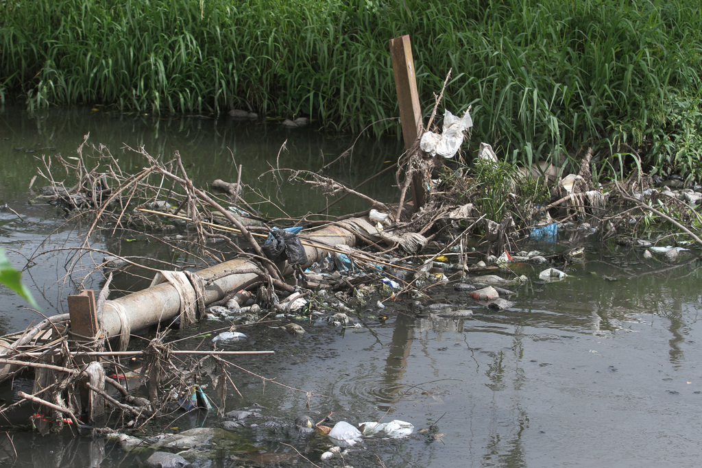 Canais de escoamento de Pelotas apresentam pontos com acúmulo de lixo