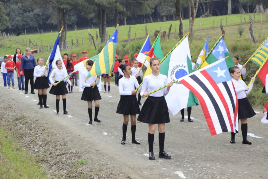 Vídeo do Desfile Cívico da escola Adilha Matias Faria, no Fundo do Campo, interior de Otacílio Costa.