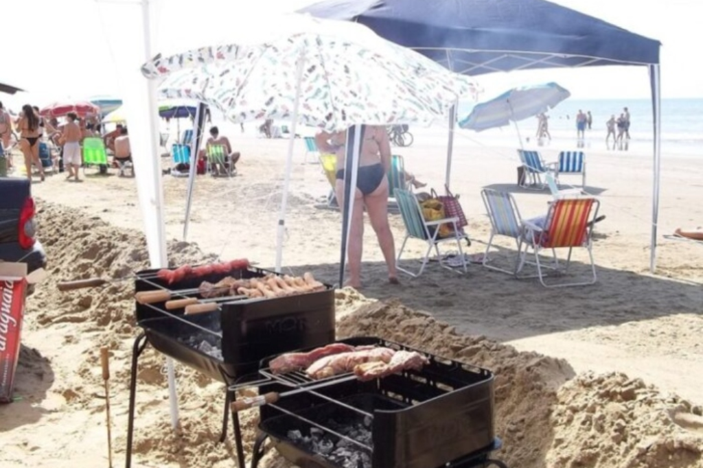 Churrascos, cachorros e aparelhos de som são proibidos nas praias de Garopaba durante alta temporada