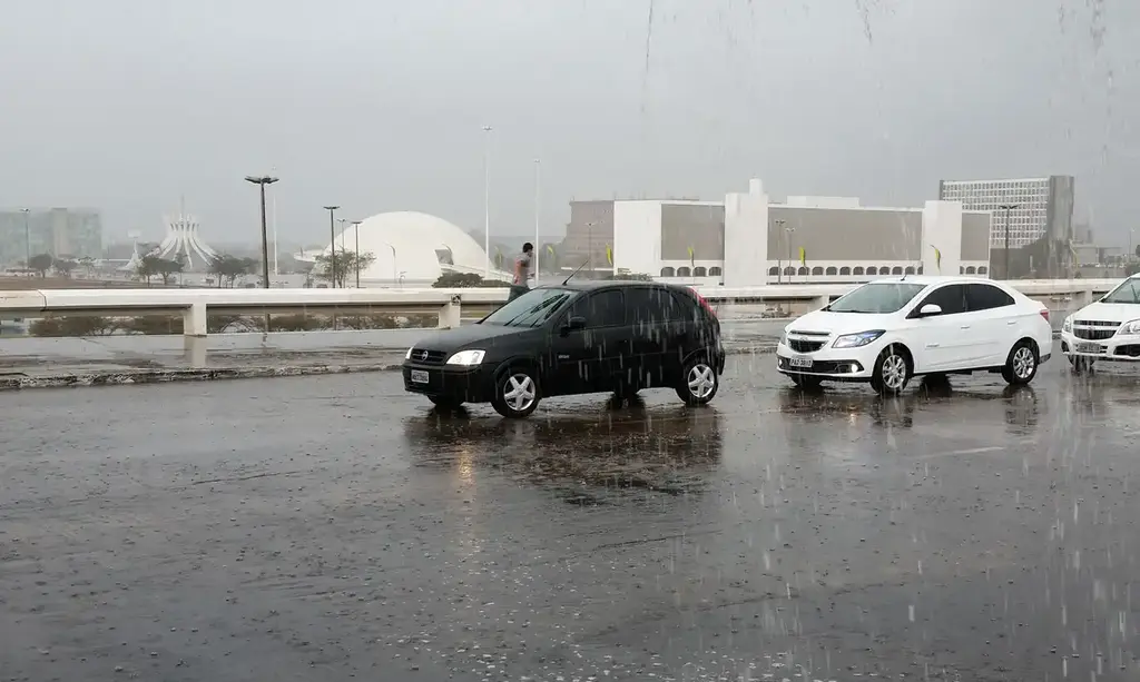 Meteorologia alerta para chuvas intensas em Brasília e em 12 estados