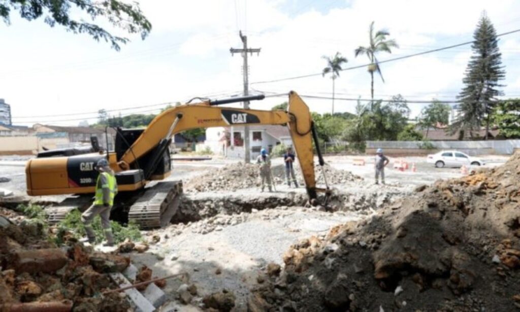 Obras de duplicação da Rua Ottokar Doerffel avançam