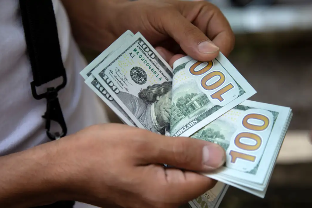 Dólar sobe para R$ 4,91 no primeiro dia útil do ano