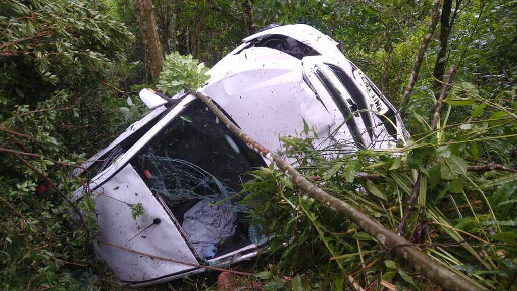 Automóvel capota fora da pista durante a madrugada na BR-282