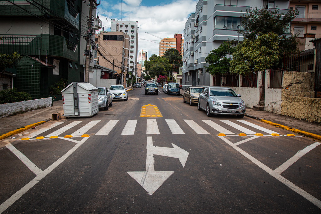 título imagem Para reduzir a velocidade no trânsito e evitar acidentes, tachões são instalados em trecho da Rua Felipe de Oliveira, no Centro
