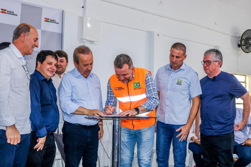 GOVERNADOR ASSINA ORDEM DE SERVIÇO PARA 
RETOMADA DAS OBRAS DE PAVIMENTAÇÃO DA SC-108 EM PRAIA GRANDE