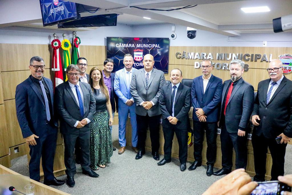 NOVA MESA DIRETORA TOMA POSSE NA CÂMARA DE VEREADORES DE TORRES PARA O EXERCÍCIO DE 2024