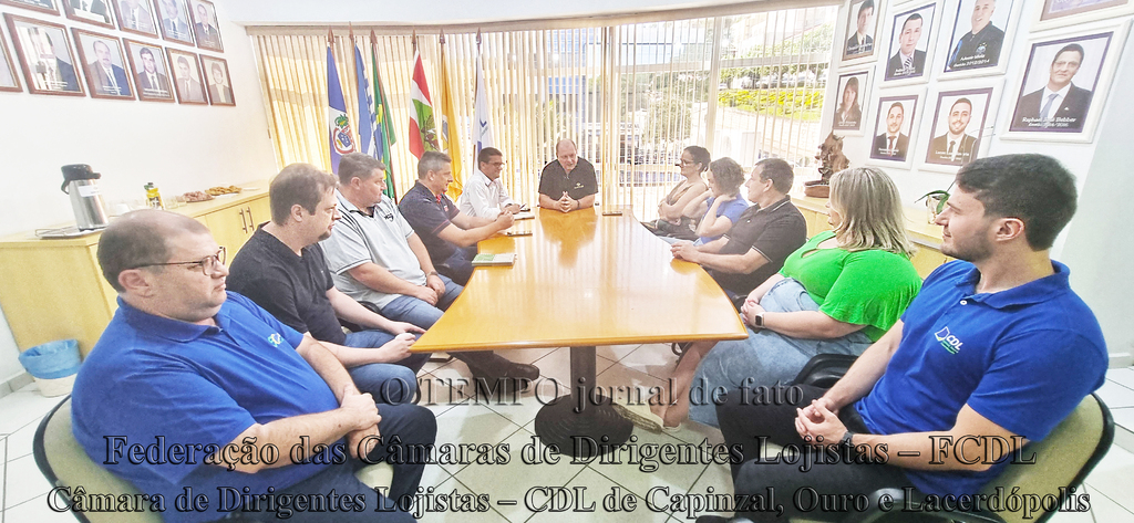  - Foto legenda: Edicarlos conduzindo a reunião, contando com a participação de sua Diretoria da CDL, presente de Onildo da FCDL/SC e também da prefeita de Zortéa: Rosane Infeld.