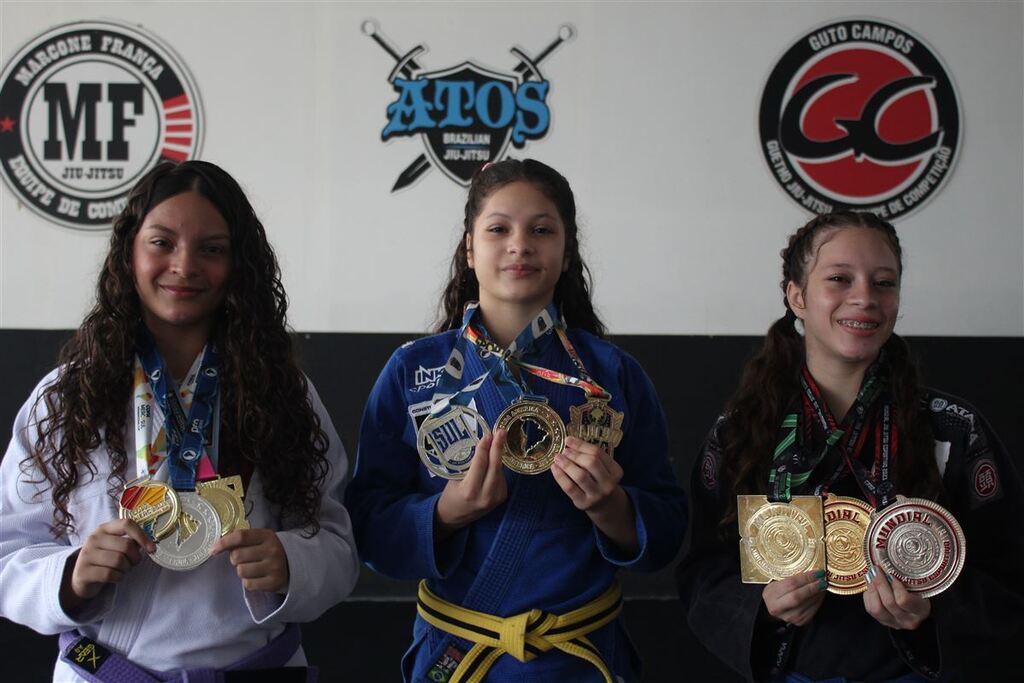 Foto: Luís Gustavo Santos - As irmãs Evilyn (branco), Amanda (azul) e Emily (preto) se destacam em competições de jiu-jítsu