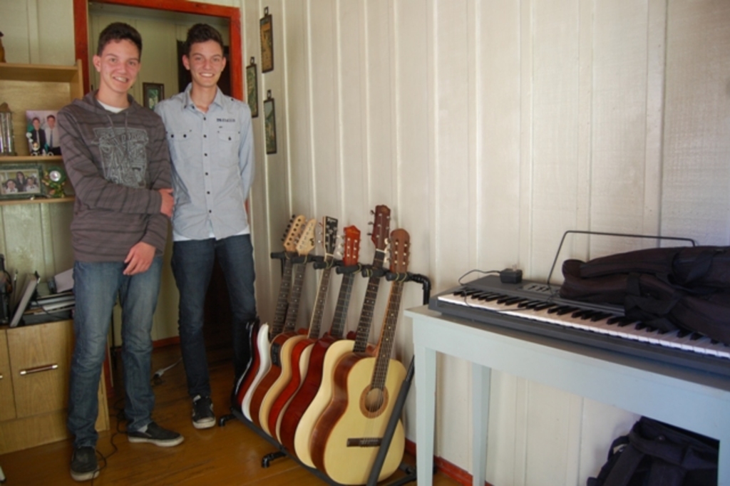 Gêmeos apaixonados por música