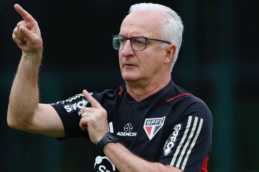  - Dorival Júnior orienta os jogadores no treino do São Paulo — Foto: Rubens Chiri/saopaulofc