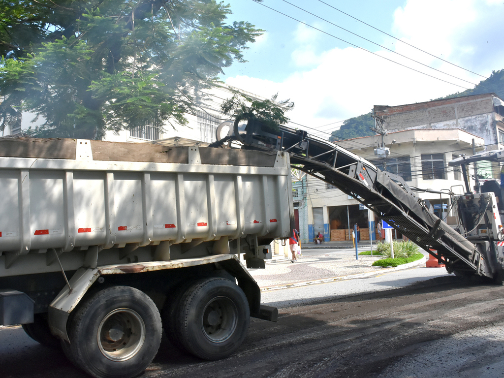 Recuperação asfáltica no binário do Iririú é retomada