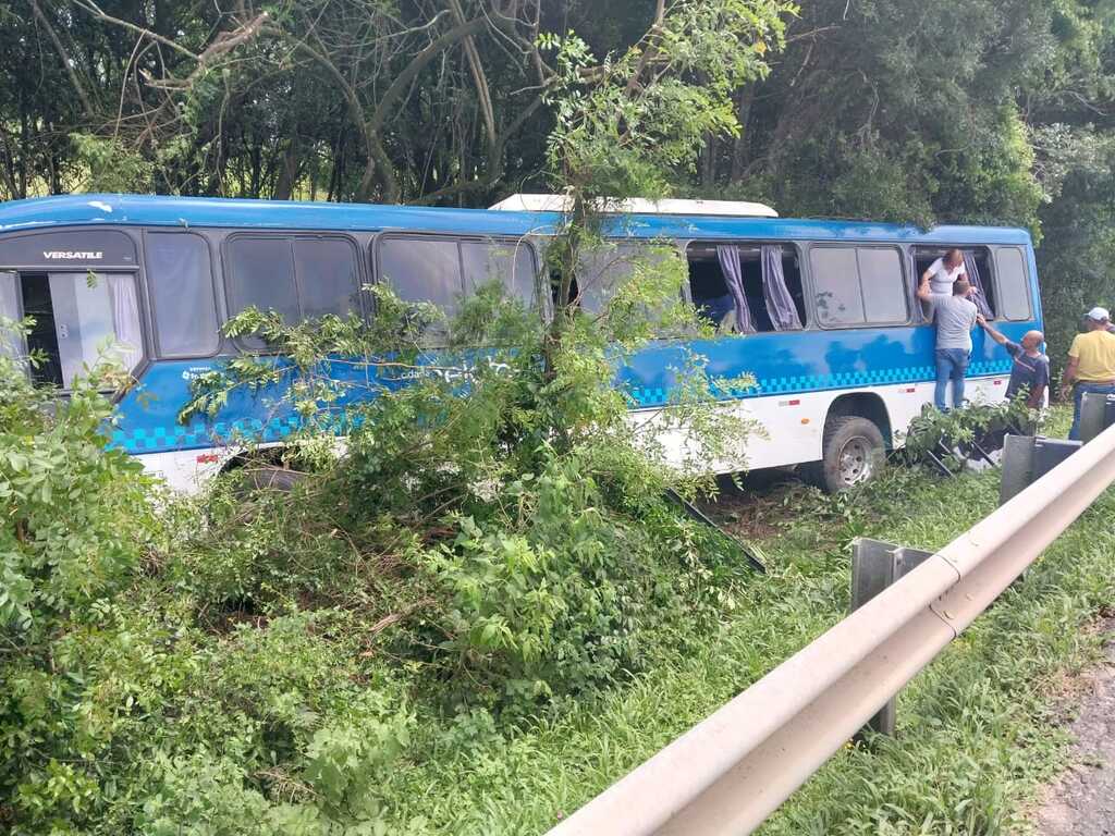 Ônibus sai da pista e causa ferimentos em passageiros