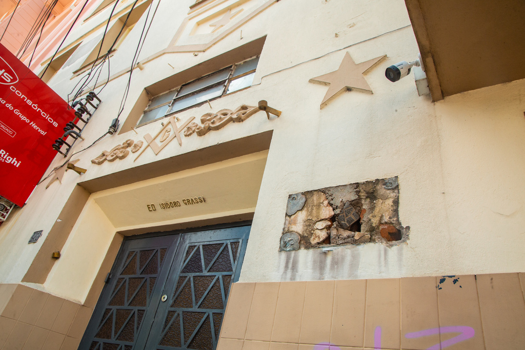 Após desaparecimento de arandela do Theatro Treze de Maio, outras instituições confirmam o furto de itens das fachadas