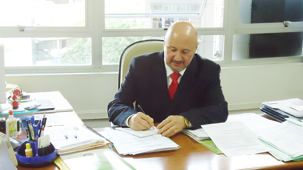 LEITURA, SEMPRE A LEITURA                                                                                                                                                                                   Prof. Dr. Adelcio Machado dos Santos