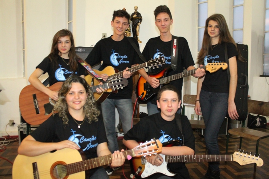 Grupo Canção Jovem tocando por paixão a música