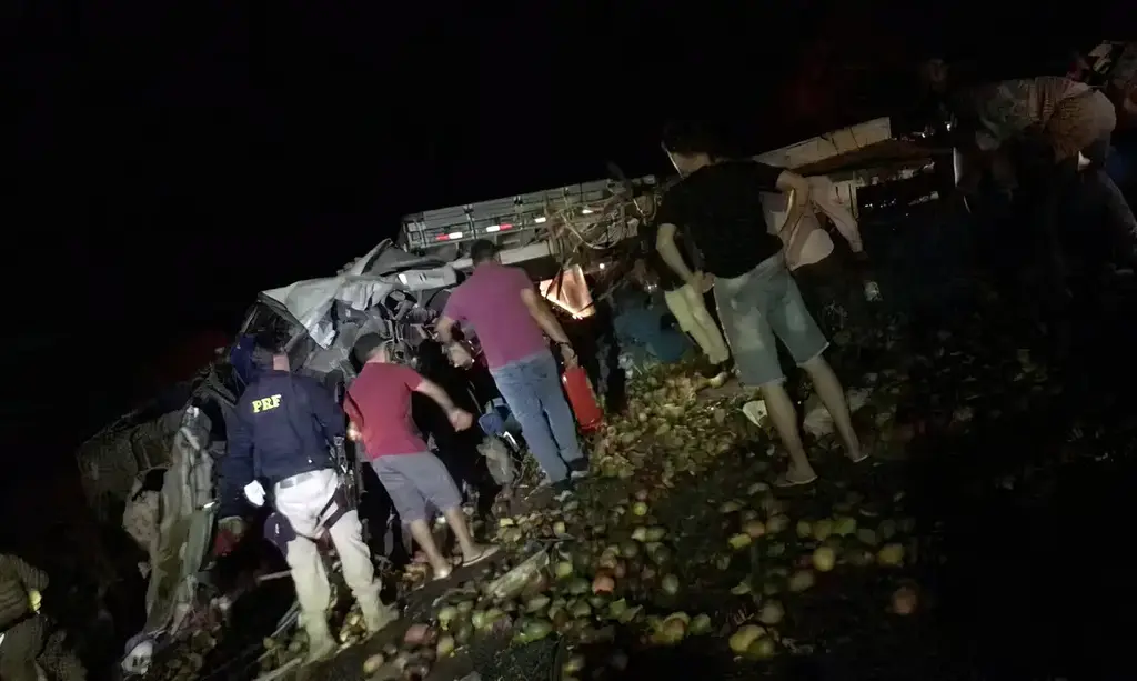 título imagem Acidente entre ônibus e caminhão deixa 25 mortos na Bahia