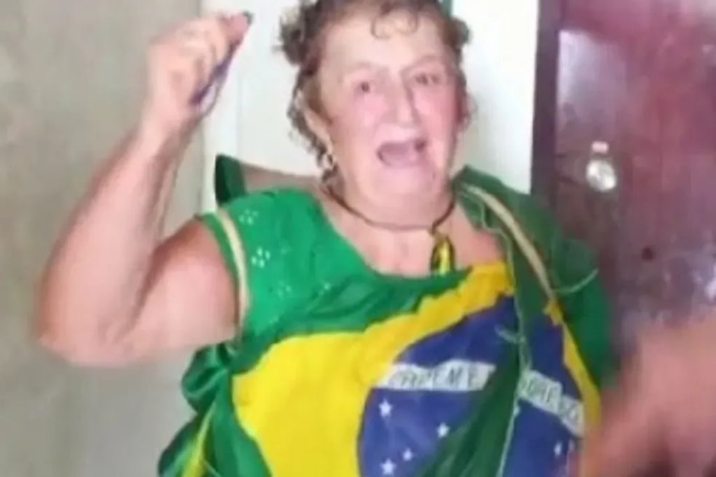  - Maria de Fátima Mendonça Jacinto Souza, bolsonarista radical de SC, aparece em um vídeo invadindo o Planalto — Foto: Redes Sociais/Reprodução