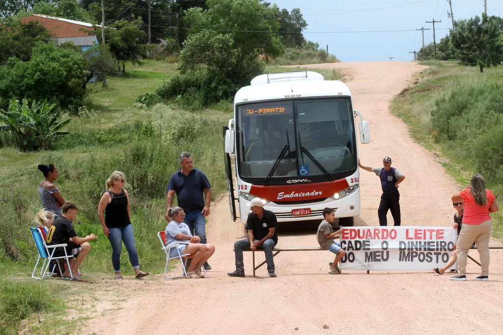 Comunidade protesta e bloqueia estrada entre Piratini e Canguçu