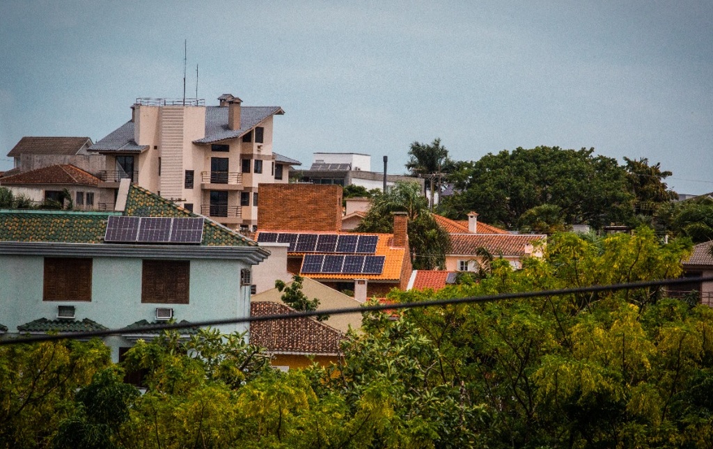 Só em 2023, Brasil ganha equivalente a 1 Itaipu em usinas solares e atinge 37 GW: isso pode impactar na conta de luz