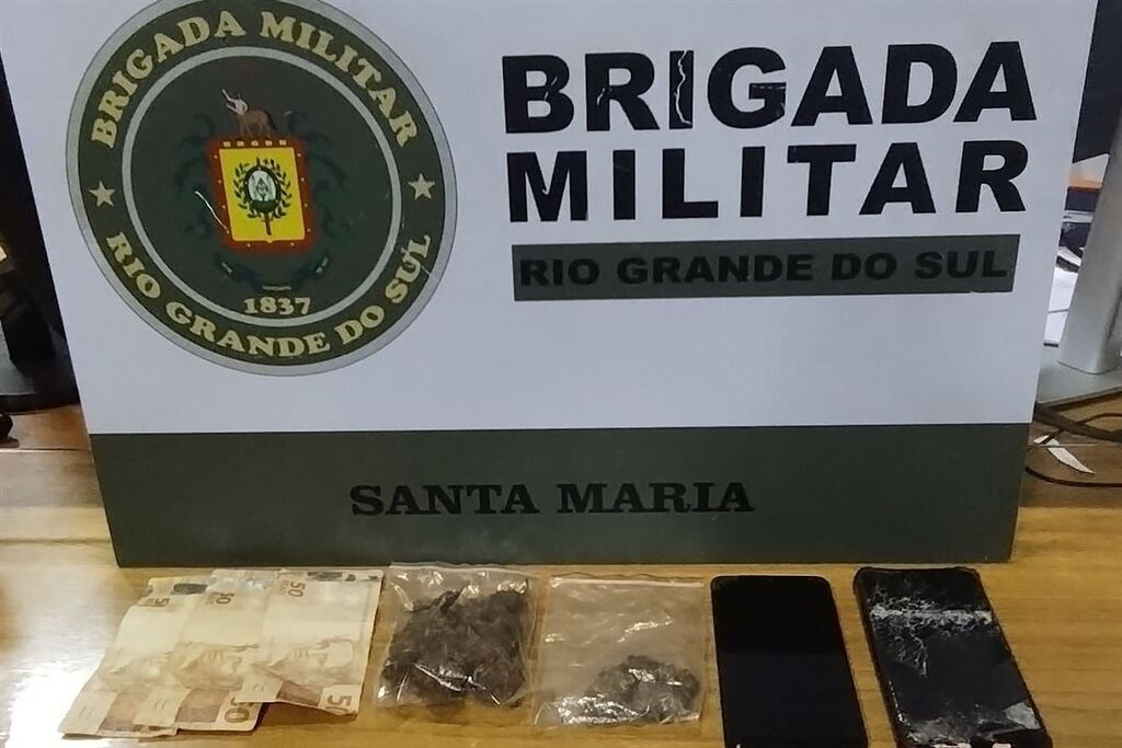 Foto: Brigada Militar - Porções de maconha, dinheiro e dois celulares foram apreendidos com os suspeitos