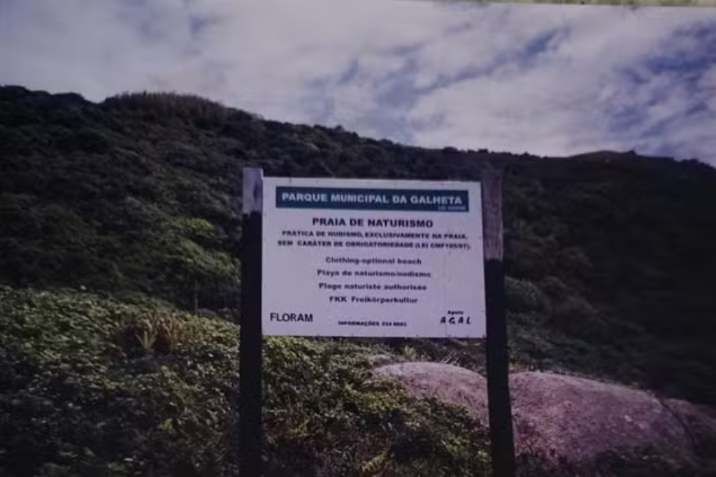  - Placa na praia da Galheta, em Florianópolis, em 2000 — Foto: Miriam Carvalho/ Arquivo Pessoal