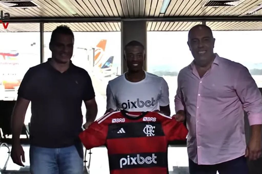  - De La Cruz chega ao Rio e posa com a camisa do Flamengo — Foto: Reprodução / FlaTV