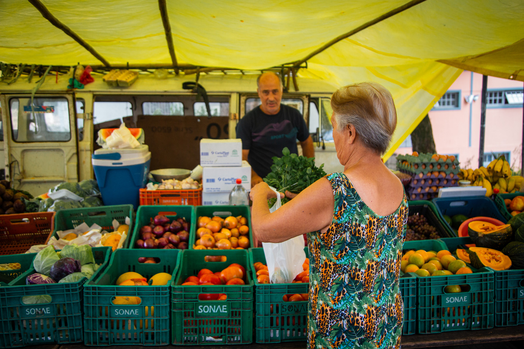 É dia de feira: frutas, legumes e produtos coloniais atraem santa-marienses em diferentes pontos da cidade