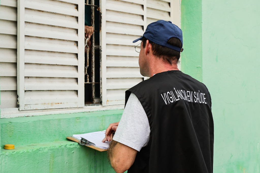 Foto: Michel Corvello - Ascom - Trabalhadores usam crachás e uniformes ao visitar as casas