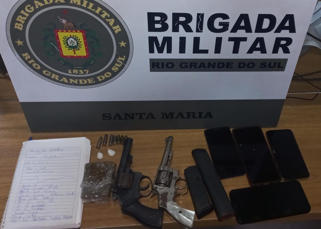 Jovem é preso com arma, munições e drogas na Vila Oliveira em Santa Maria