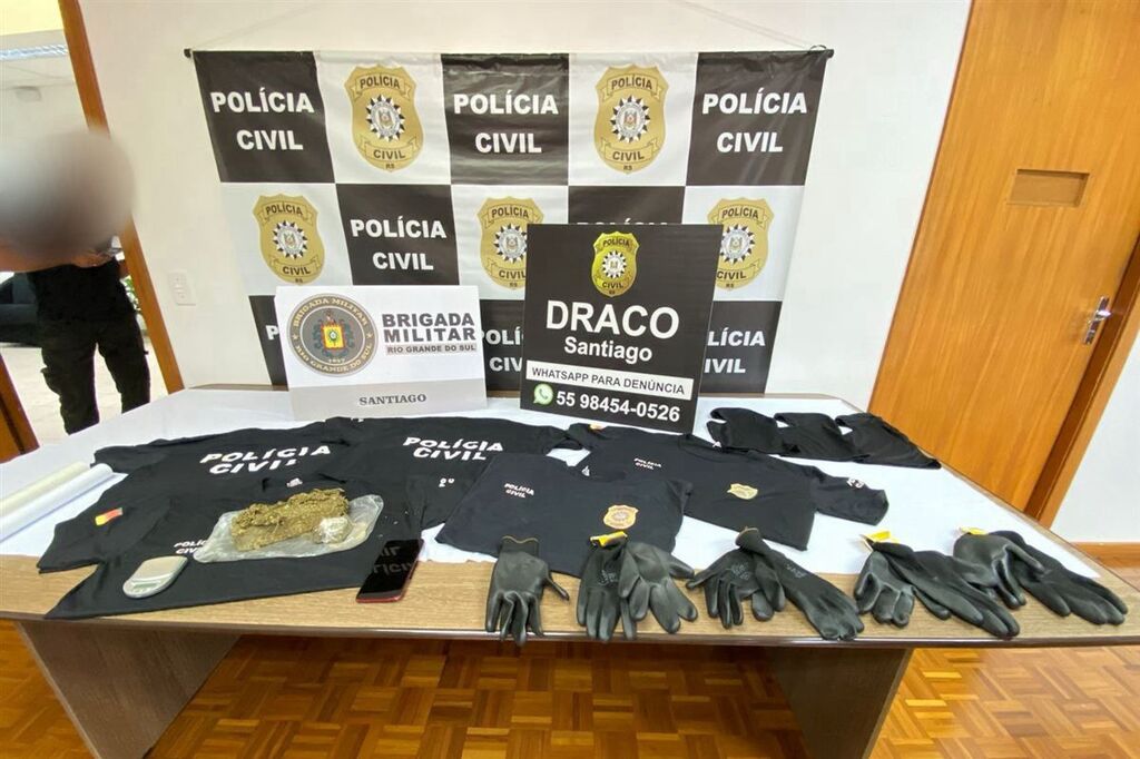 título imagem Jovem é preso com droga, toucas ninja e camisetas com emblema da Polícia Civil em Santiago