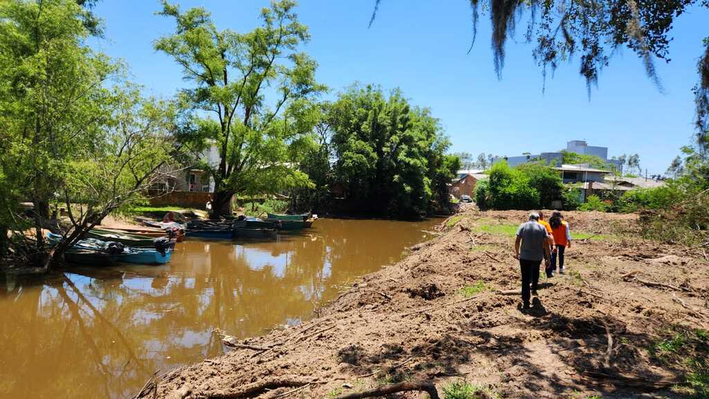 AÇÃO DE DESASSOREAMENTO DO RIO DA LAJE EM SOMBRIO ESTÁ EM FASE DE FINALIZAÇÃO