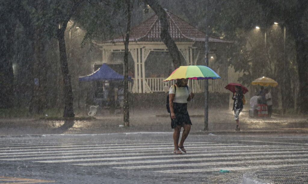 Milhares ficam sem energia após temporal em São Paulo