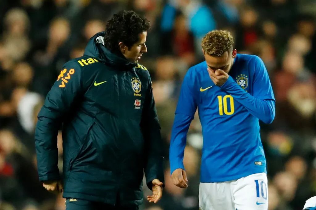  - Neymar se consultou com o médico Rodrigo Lasmar, nessa terça-feira, em Belo Horizonte — Foto: Reuters