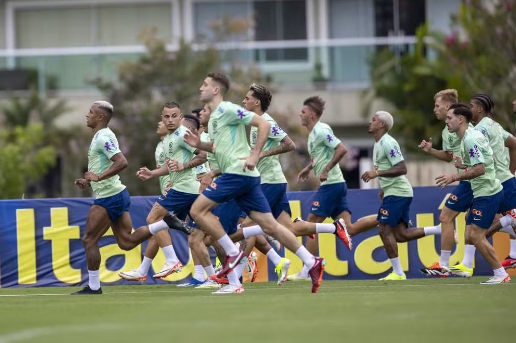  - Jogadores da seleção brasileira pré-olímpica durante treino na Granja Comary — Foto: Joilson Marconne / CBF