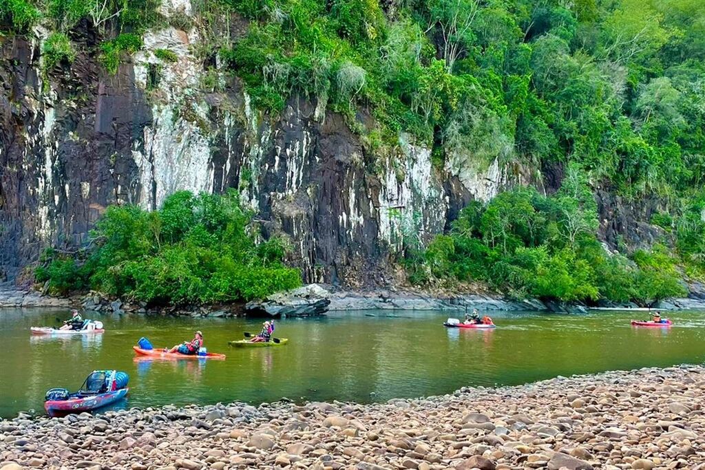 Caiaqueiros fazem percurso de reconhecimento no Rio Toropi