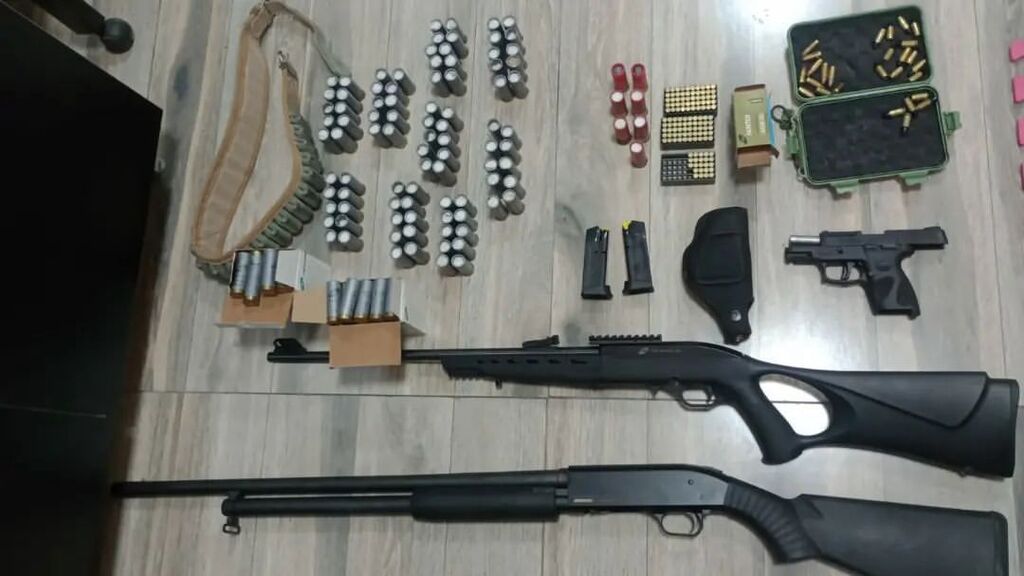 Foto: 2º Batalhão Ambiental da Brigada Militar (2ºBABM) - Três armas e mais de 300 munições foram encontradas e apreendidas com o suspeito em um acampamento às margens do Rio Jacuí