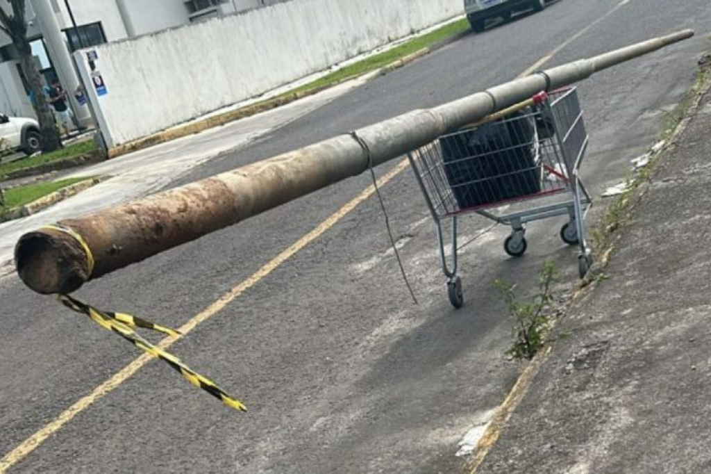 Criciúma: indivíduos transportam poste furtado em carrinho de supermercado