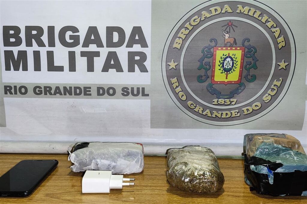 título imagem Dupla é detida após arremessar drogas para dentro de penitenciária em Santa Maria