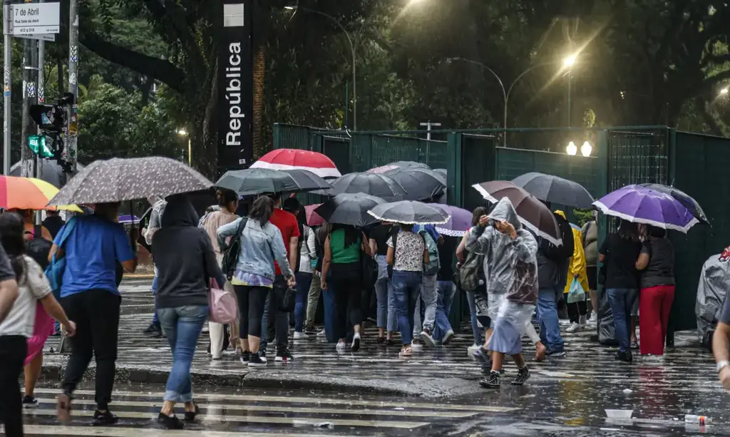 Frente fria traz temporais, vendaval e granizo após onda de calor intenso