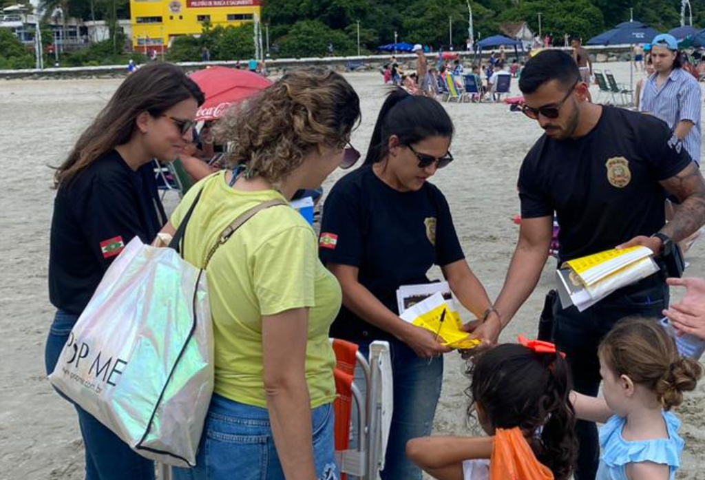 Polícia Civil de Santa Catarina intensifica ação preventiva com distribuição de pulseirinhas de identificação nas praias