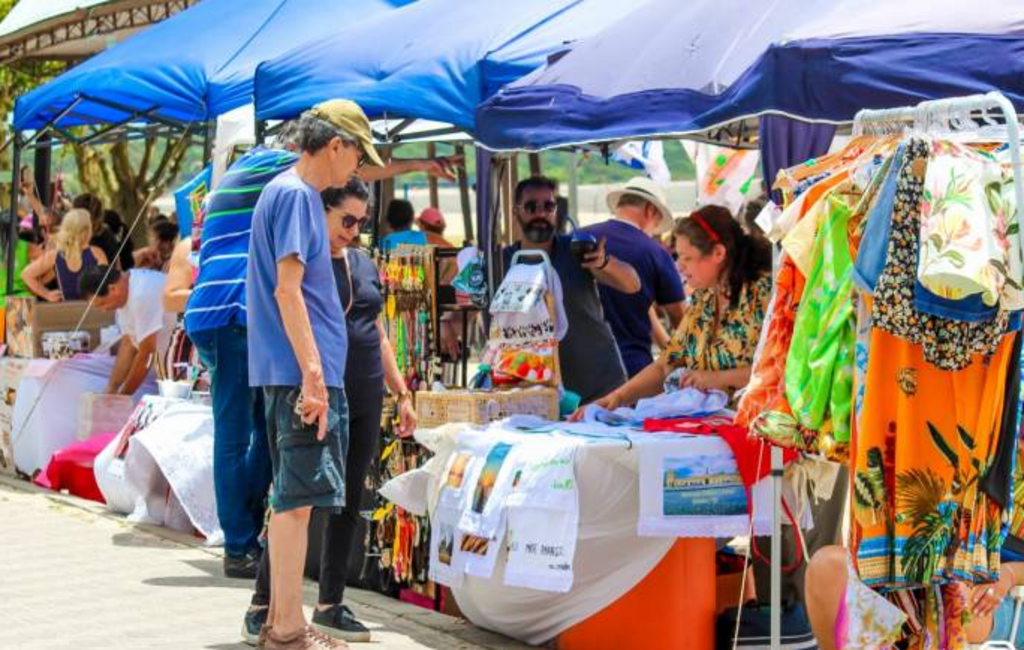 Feira de artesanato é atração no Laranjal