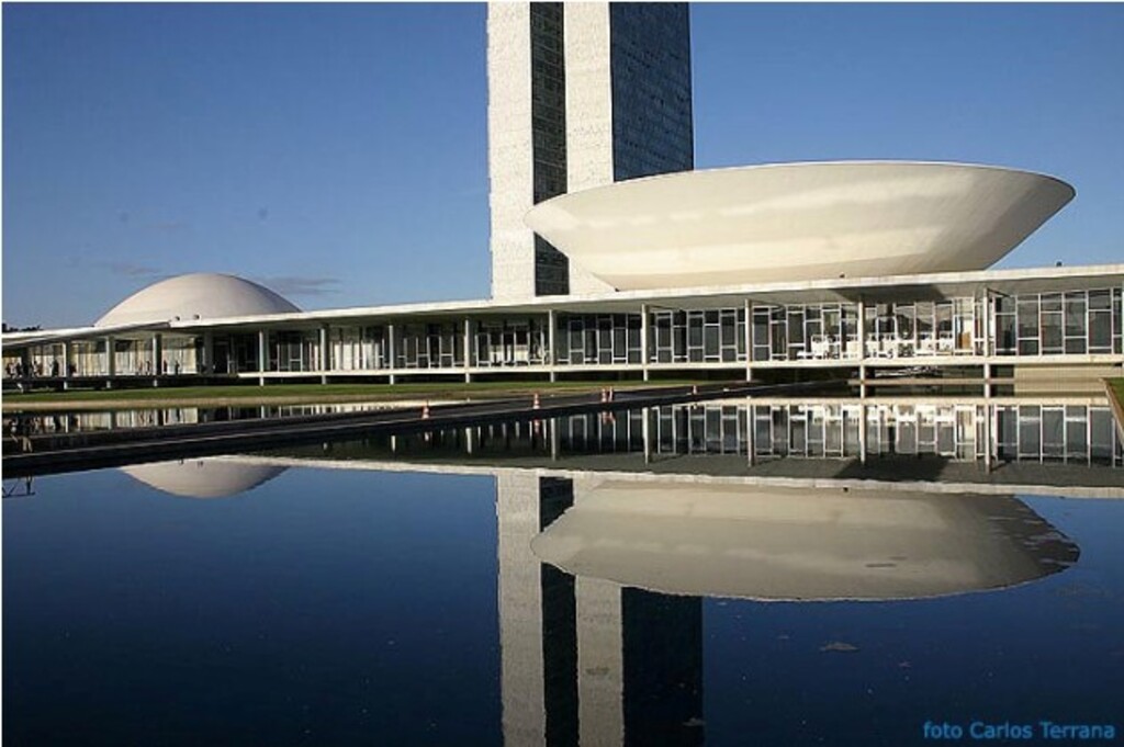 Comissão da Câmara dos Deputados aprova projeto que proíbe união poliafetiva