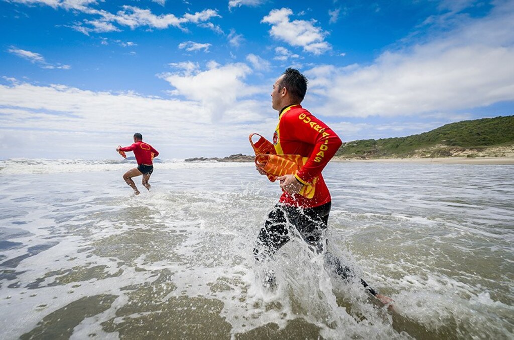 FOTO: Secom-SC - Integrantes do Corpo de Bombeiros Militar de Santa Catarina atuando como salva-vidas em praia do estado