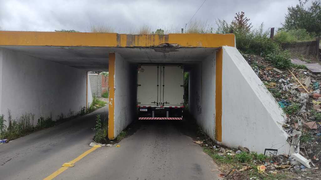 Caminhão fica entalado ao tentar passar por túnel em Santa Maria