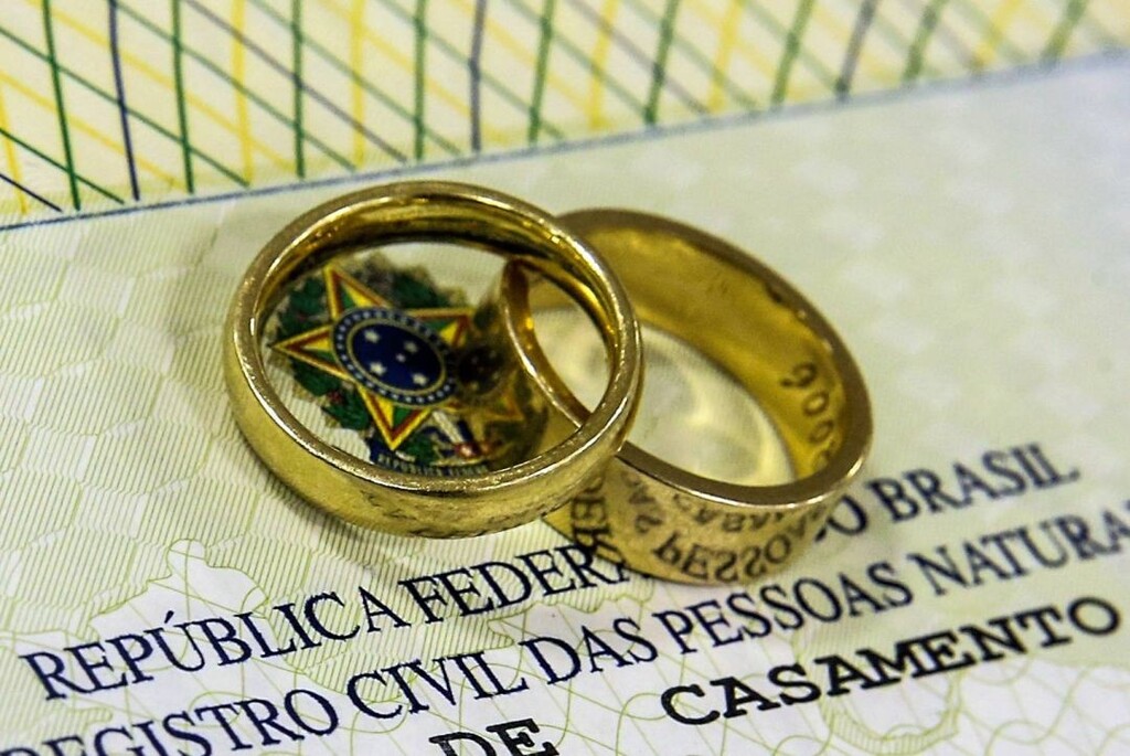 Foto: Marcello Casal Jr - Agência Brasil - Assinatura pode a ajudar a incluir companheiro em programas de benefícios, por exemplo